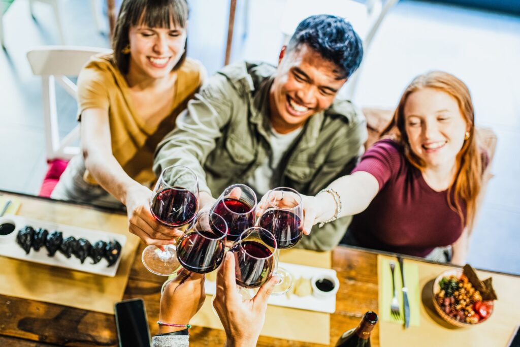 amigos a beber vinho