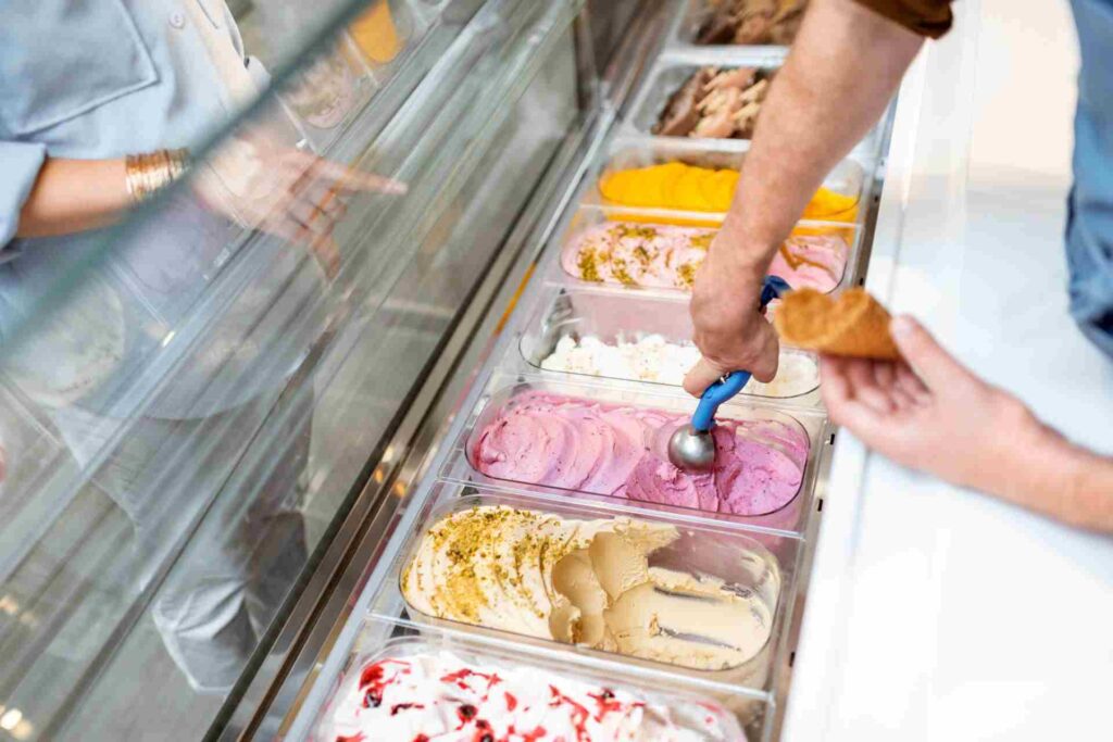 comer gelado nas férias no Algarve