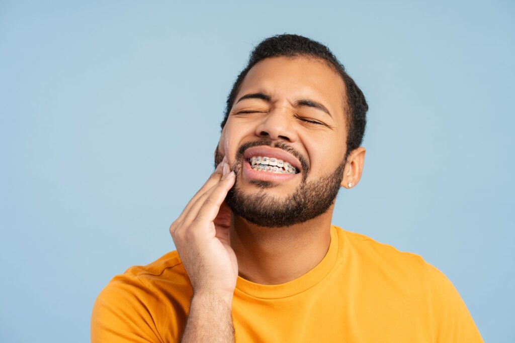 homem com dores de dentes