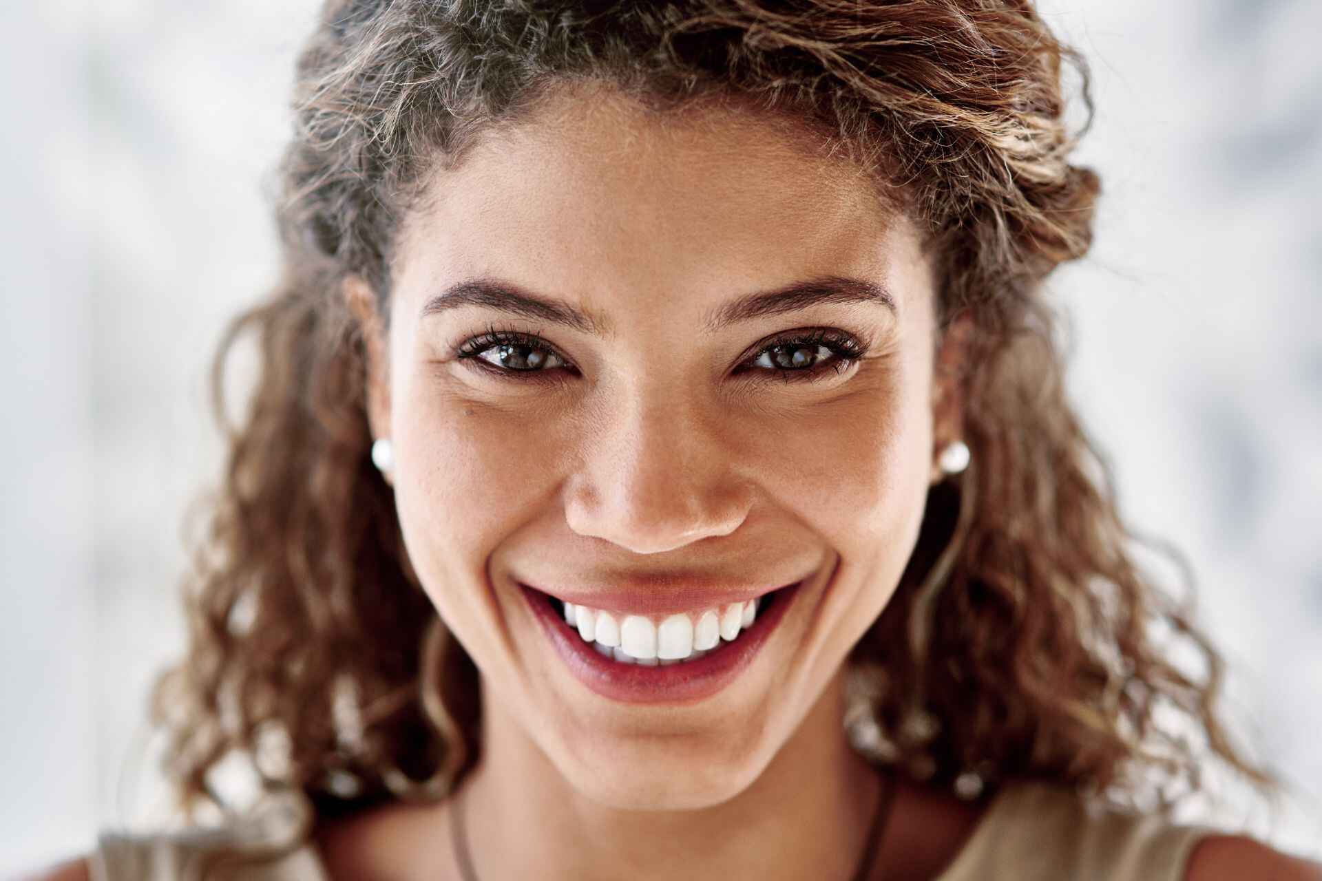 Smiling woman after dental cleaning at Lagoa dental clinic