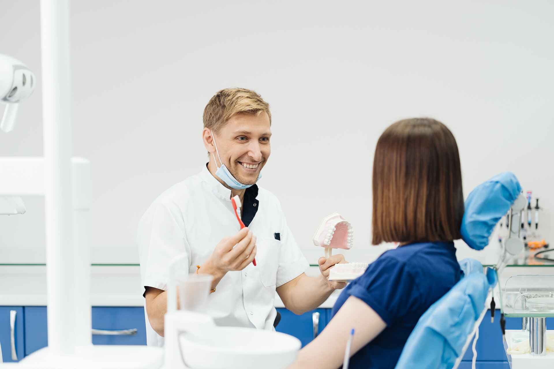 Como escovar e usar fio dentário corretamente – dicas da sua Clínica Dentária em Lagoa